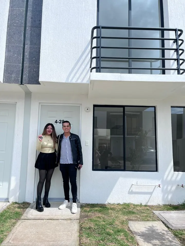 Pareja uniendo créditos