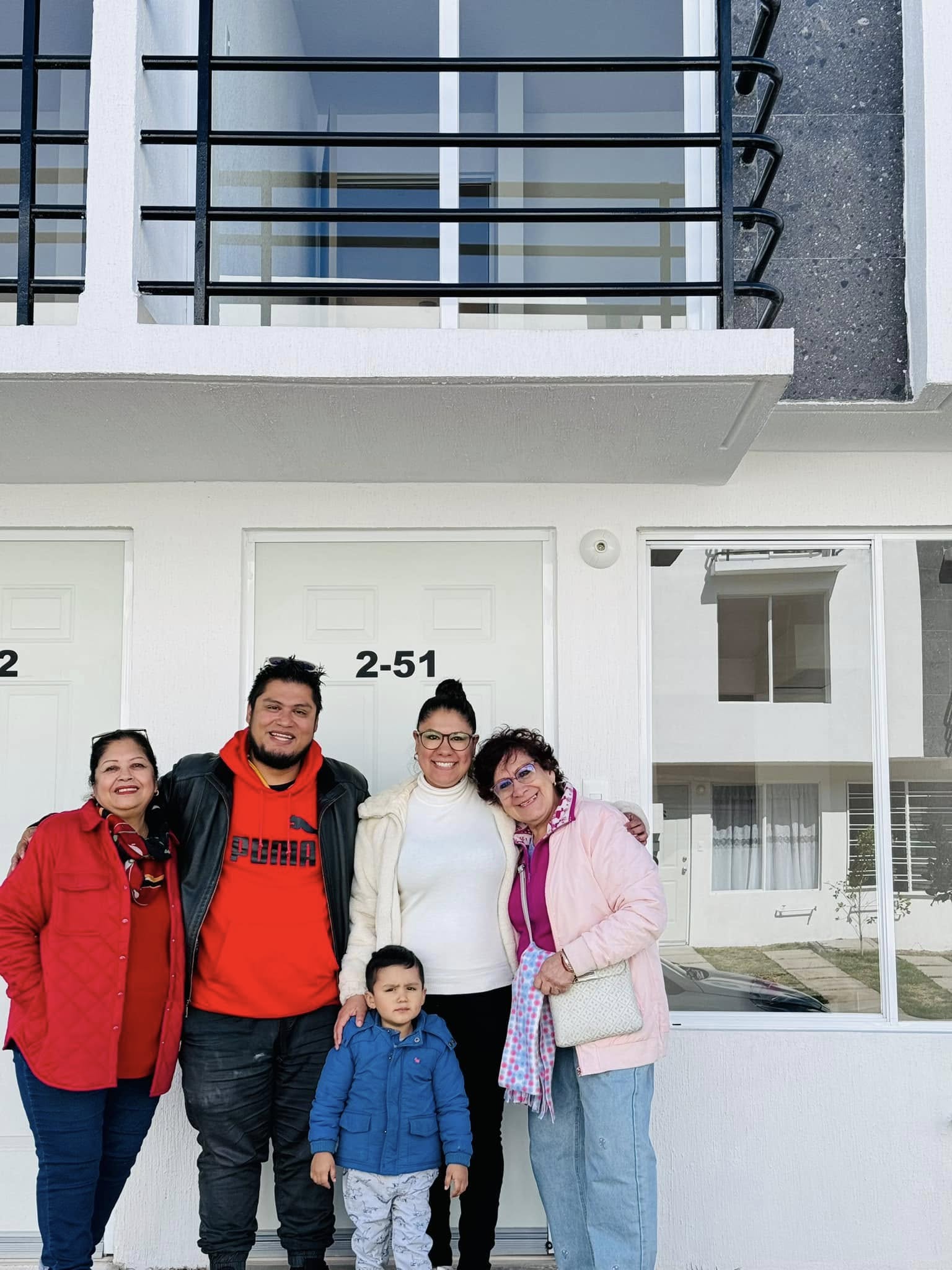 Familia feliz estrenando casa