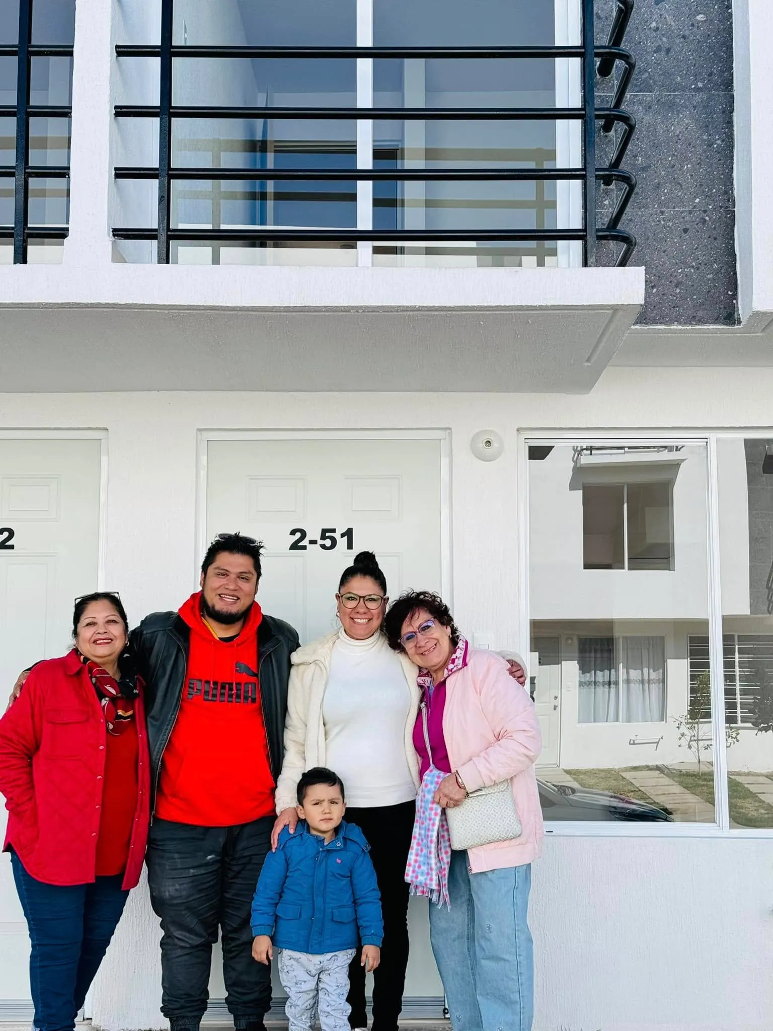 Familia feliz estrenando casa